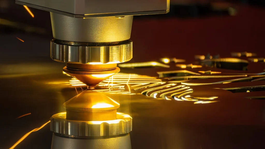 Aluminium onderdelen worden met hoge precisie gesneden door een fiberlaser bij Vlaeminck Plaatbewerking.