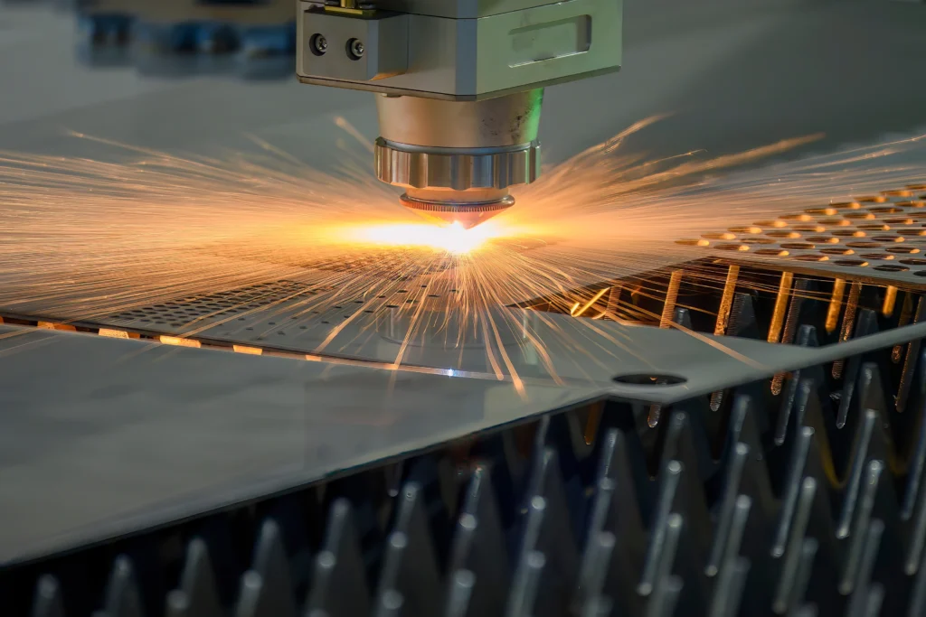 Inox rooster wordt nauwkeurig uitgesneden met een fiberlaser bij Vlaeminck Plaatbewerking.